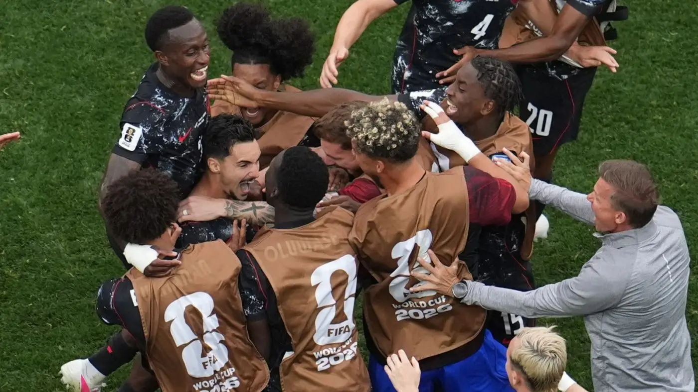 2026年世界杯：南非0-1加拿大 - 斯蒂芬·尤斯塔基奥在补时阶段打入制胜球，确保东道主晋级16强