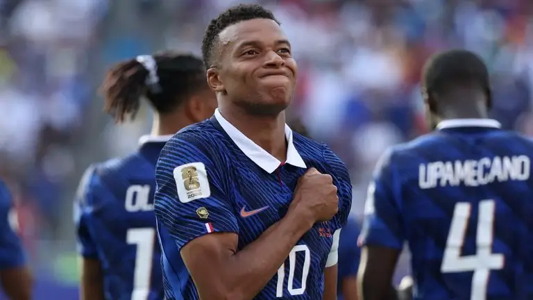 法国3-0瑞典:法国队在世界杯中展现出超越其他球队的实力,基利安·姆巴佩接近伟大